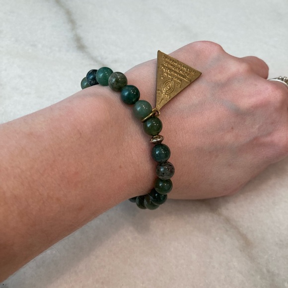 🔸NWT🔸 Moss Agate Beaded Bracelet with Vintage Tibetan Gold Charm - Picture 5 of 12